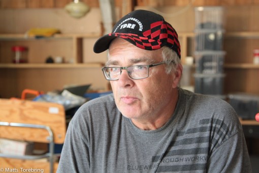 Här sitter kusin Alf Thorebring och tar emot