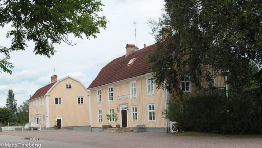 Säby sockenstuga och Säby skola ligger intill kyrkan.