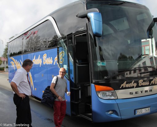 Vågar jag åka med, frågar Mikael, ja jag är polis till vardags säger vår chaufför