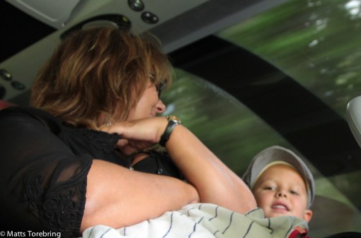 Vårt barnbarn Linus under uppsikt av mamma Carina