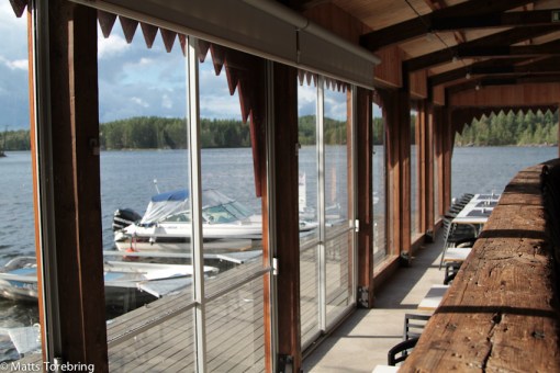 Sitter på en pråm och äter den goda maten