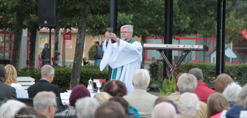 Vår fantastiske präst i Svenska Kyrkan Peter Andreasson delade ut nattvarden till slut.