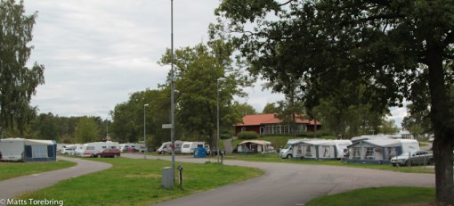 Förvånansvärt många husvagnar och husbilar finns kvar på campingen