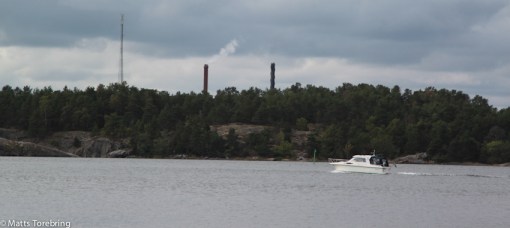 På andra sidan av nästa ö, intill skorstenarna, står våran Kabe.