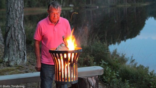 Jan Arvidsson vid sin eldkorg