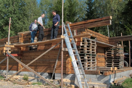 På samma gård byggs ett Siljanshus