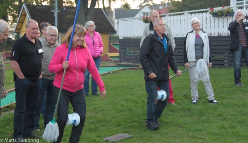 Fredagskvällen avslutades ute med lekar