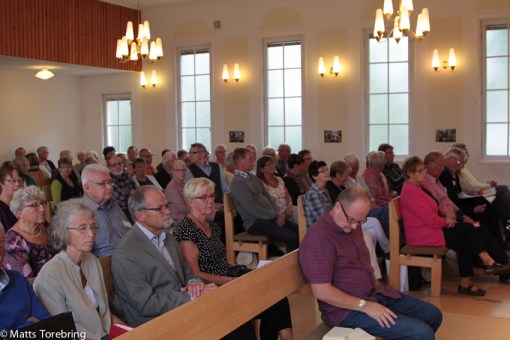 Fullsatt kyrka.