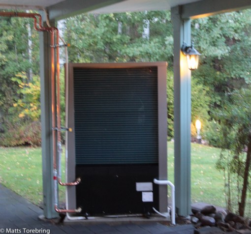 Baksidan på luft/vattenpumpen