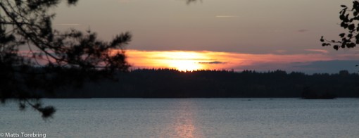 När vi åker hem går solen ned över Assjön