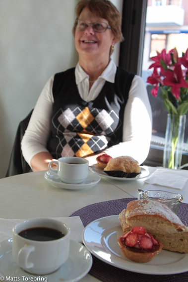 Fyra riktigt stora caféer i ett hörn av torget
