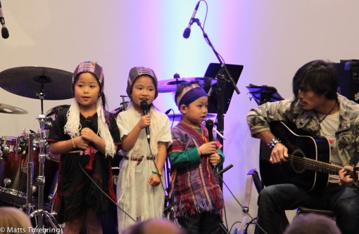 Tre härliga barn från Burma var förkör