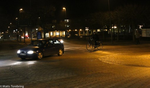 Birgitta fortsätter runt i rondellen 