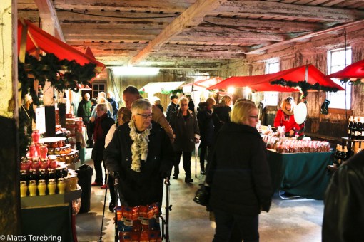 Inne i det gamla fähuset där kossorna stod på rad