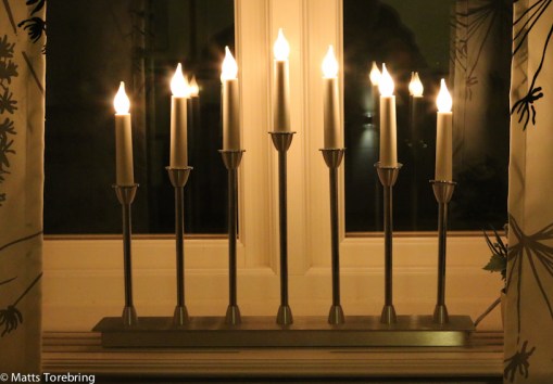 I fönstren lysen adventsljusstakarna