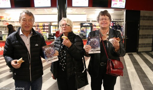 Grillad korv före hockeymatchen