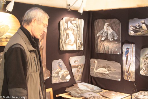 Många konstnärer med sina verk.