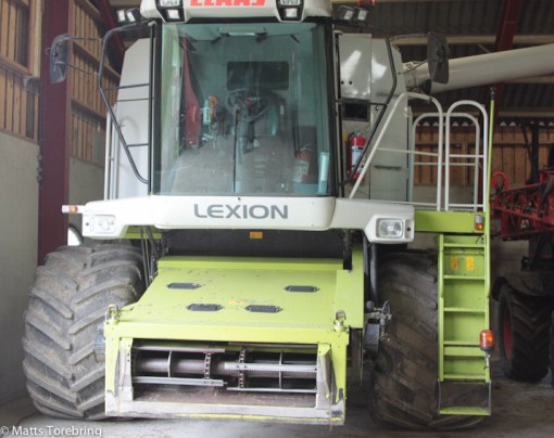 I en maskinhall stod denna gigantiska skördetröska, närmare fyra meter bred