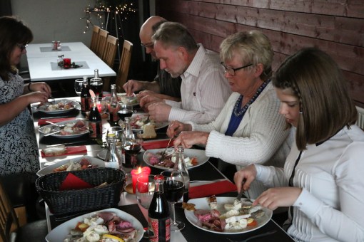 En kall-  & en varm tallrik julmat bjöds vi på.
