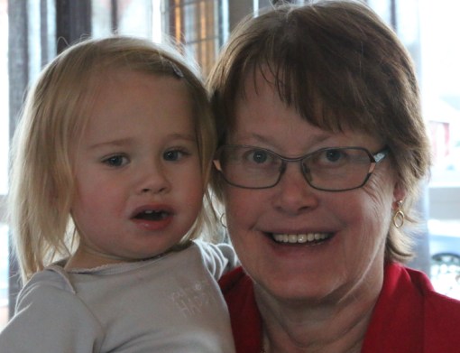 Barnbarnet Nelly kom hem i natt och fick vara med