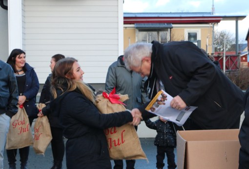 En av våra ungdomar får sin Tomtesäck