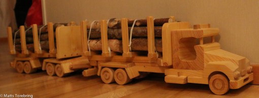 Oliver & Linus fick var sin Timmerlastbil med släp