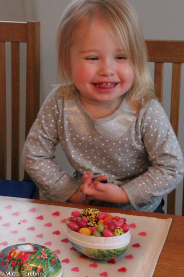 Nelly fick ett påskägg av morfar