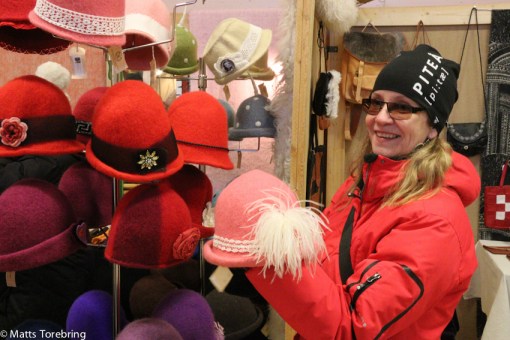 Deciree funderar på en hatt