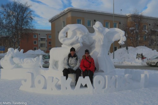 Deciree & Kjell vid snöskulpturen vid infarten till Jokkmokk