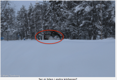 En mindre lastbil på andra körbanan