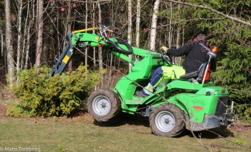 En grävmaskin i min trädgård