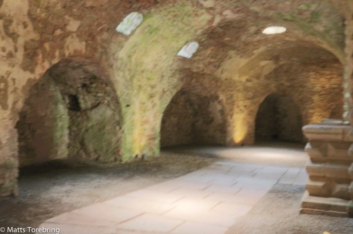 Enorma valv och gångar inne i slottet