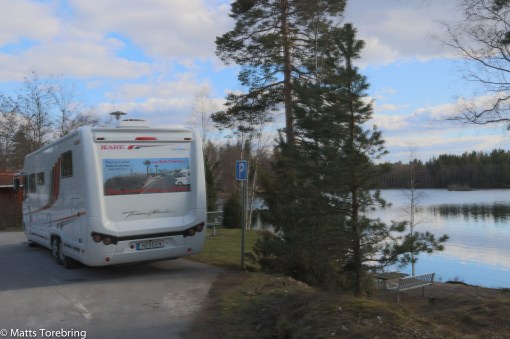 Vi parkerar vid Sandsjöns Rastplats utanför Lenhovda