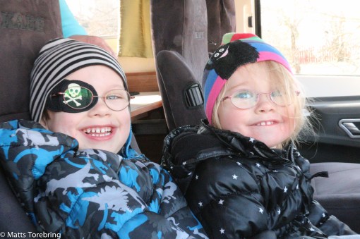 När vi rullar in Storgatan i Aneby, står det ett par barn och vinkar