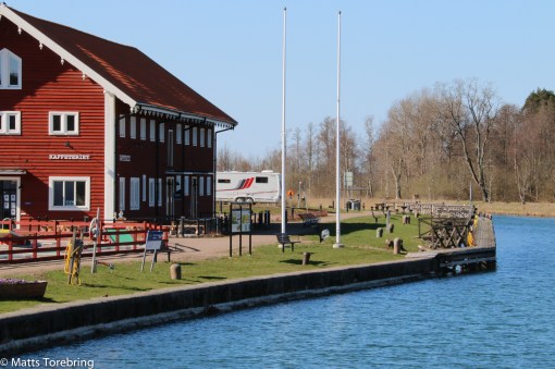 Ställplatsen ligger alldeles intill "Kaffeteriet"