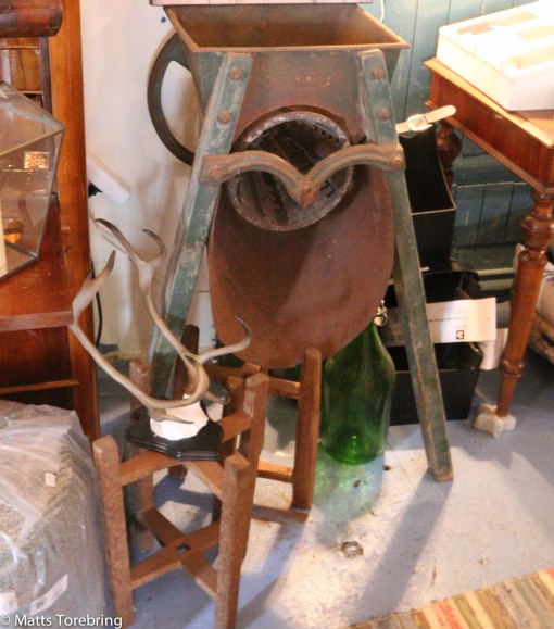 En sådan rotfruktskvarn har jag skivat rovor på till kossorna