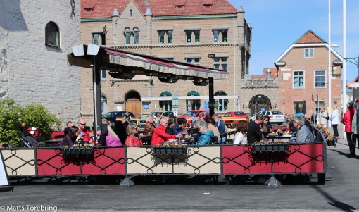 Fullsatt på uteserveringen på torget