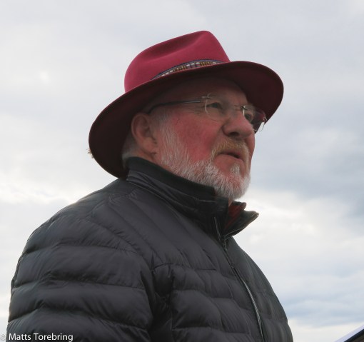 Vår trevlige ordförande gör ett för sök att få tyst på oss