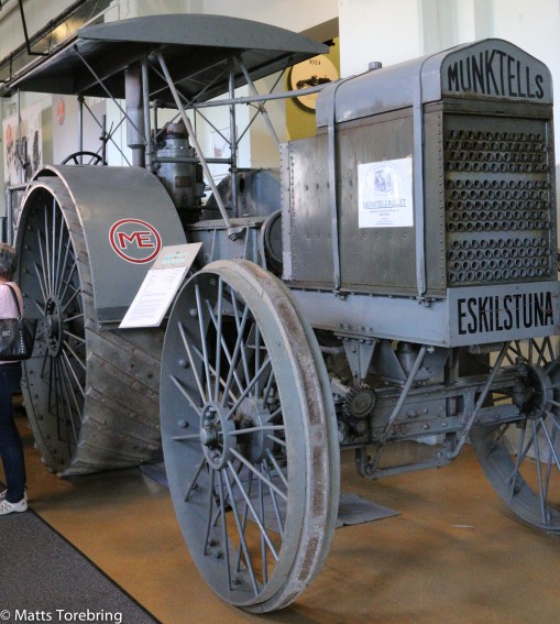 En traktor på järnhjul