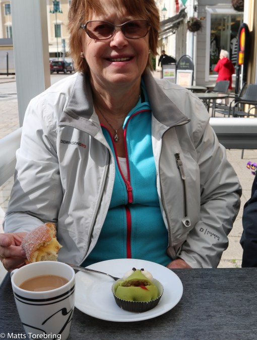 Birgitta köpte sin vana trogen en marsipangroda