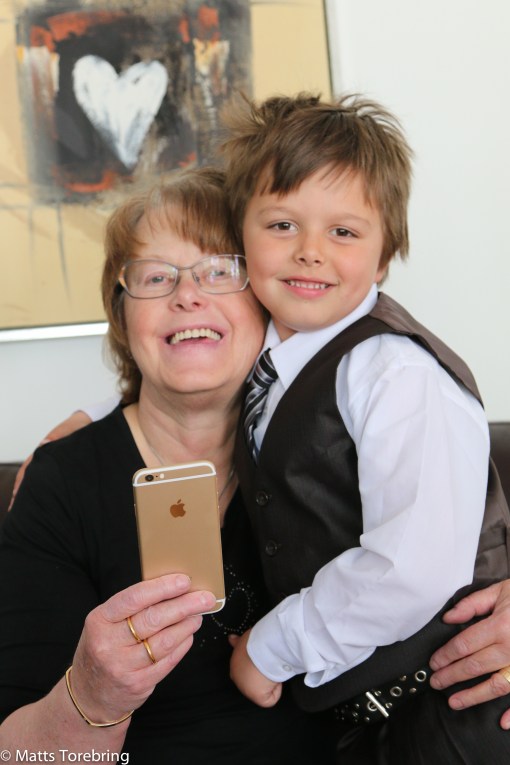 Linus ger farmor en grattiskram med en iPhone 6