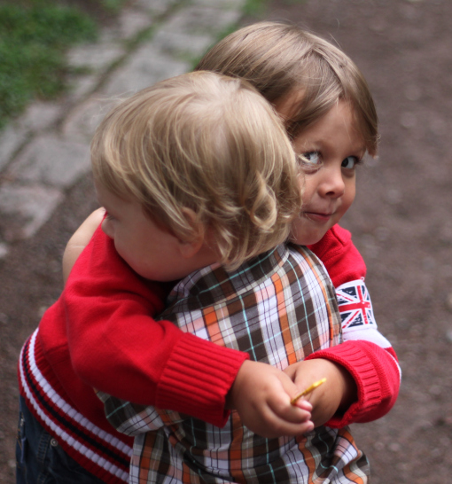 En spontan kram kusinerna emellan, det är så roligt att träffas.