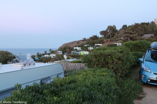 Solen börjar gå ned över campingen 