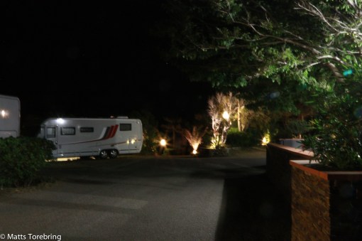 Det är kväll och mörkret har lagt sig