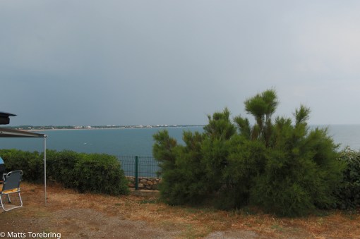 Mörka moln, åska och regn