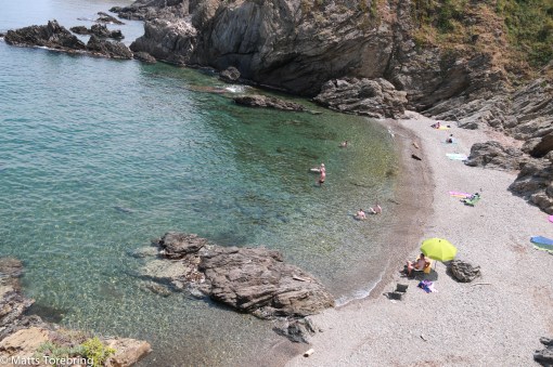 Vi har 100 meter plus en trappa ned till havet