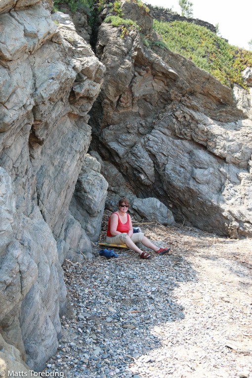 Birgitta föredrar en skuggig plats på stranden