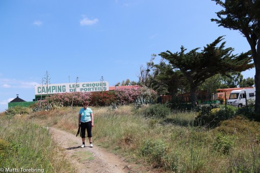På andra sidan campingens staket, börjar en stig.