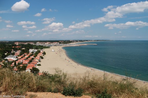 En större badstrand nedanför berget