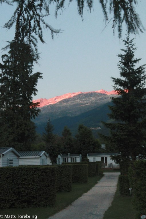 Solen belyser fortfarande bergstopparna